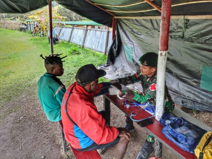 1. Satgas Arya Kemuning Beri Pelayanan Kesehatan
