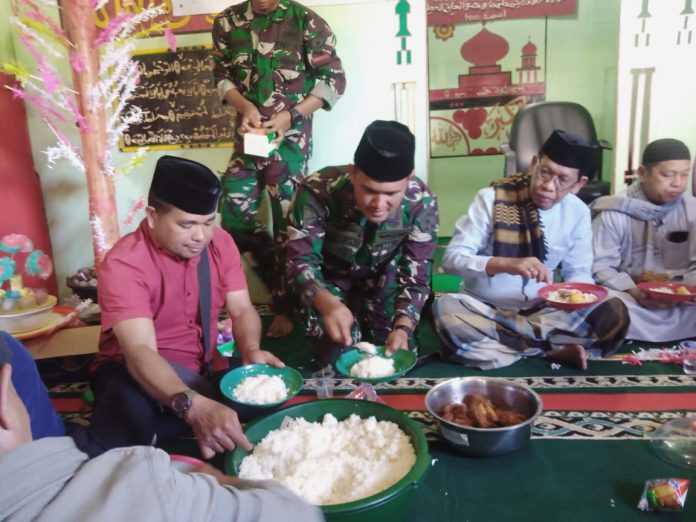 1. Satgas Yonmek Arya Kemuning Gelar Peringatan Maulid Nabi Bareng Warga Papua