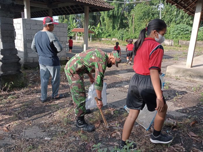 1. Aparat TNI di Klungkung Wujudkan Kebersihan