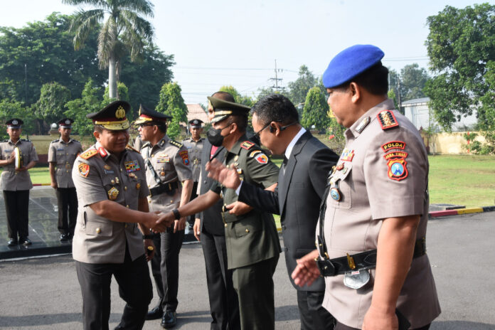 2. Kolonel Unang Jadi Saksi Penutupan Bintara Polri di SPN Mojokerto