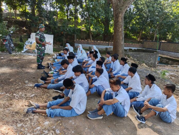 1. Babinsa Solokuro Motivasi Pelajar Mambaul Ulum Desa Dagan