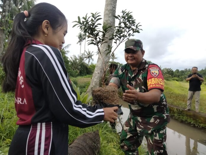 2. Babinsa Semarapura Kaja Hijaukan Bumi Bareng SMAN 2