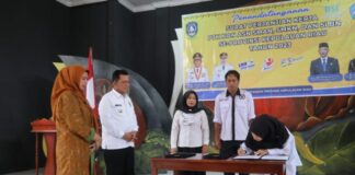 Bertolak ke Lingga, Gubernur Kepri Serahkan SK Perpanjangan Guru Non ASN