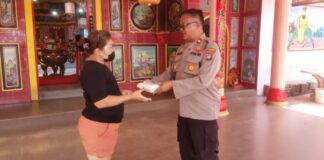 Jumat Barokah, Kapolsek Tanjung Balai Karimun Bagi-Bagi Nasi Bungkus
