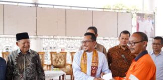 Bupati Tanah Datar Serahkan Bantuan dari H. Sainir Dt. Singguno kepada 116 Petugas Kebersihan