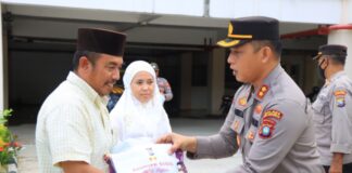 Kapolres Kepulauan Anambas Bagikan Sembako ke Pengurus Masjid Agung Baitul Makmur dan Masjid Jami’