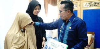 Bupati Tanah Datar dan BPJS Ketenagakerjaan Serahkan Santunan JKM dan Beasiswa