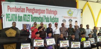 Wakil Bupati Beri Penghargaan Atlit dan Pelatih Popda dan Porprov Kepri Berprestasi Asal Karimun