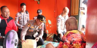 Usai Jumat Curhat, Kapolres Karimun Antar Sembako ke Rumah Dua Warga Kurang Mampu