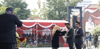 Hari Lahir Pancasila, Gubernur Jatim Anugerahi Lencana Emas ke Pangdam V/Brawijaya