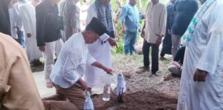 Ibunda Bupati Natuna Dikebumikan di Pemakaman Keluarga di Sepempang