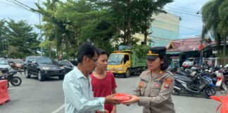 Usai Jumat Curhat, Wakapolsek Balai Karimun Bagi-bagi Nasi Bungkus