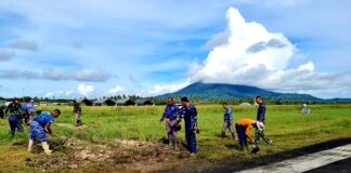 Tugas Rutin, Danlanud Terjunkan Personel Bersihkan Landasan Bandara RSA Natuna