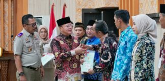 Gubernur Bengkulu Serahkan 200 Sertifikat PTSL ke Warga Pemilik Lahan