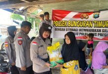Jumat Berkah, Polsek Bunguran Timur Bagi Sembako ke Warga Kurang Mampu