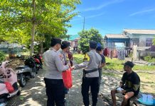 Jumat Berkah, Polsek Serasan Bagikan Paket Makanan ke Warga dan Nelayan Tanjung Setelung