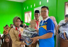 Bupati dan Ketua PKK Kepulauan Anambas Serahkan Bantuan Sekolah