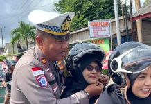 Operasi Zebra Seligi 2025, Kasatlantas Polres Natuna Bagi Helm dan Brosur Gratis