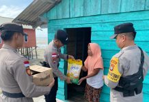 Jumat Berbagi, Kapolsek Pulau Laut Salurkan Sembako di Desa Tanjung Pala