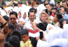 Serahkan KIA di SDN 006, Amsakar-Li Claudia Pastikan Anak Batam Terdata dan Terlindungi