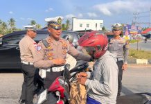 Ramadhan 1447 Hijriyah, Kasatlantas Polres Bintan Berbagi Takjil ke Pengendara
