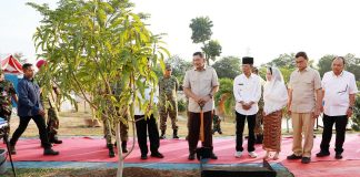 Bersama Wakilnya, Amsakar Dampingi Menhan RI Resmikan Masjid Bintang Amin Angkasa