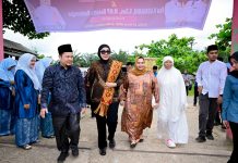 Dampingi Anggota DPR RI, Bupati Bengkalis Serahkan Sembako dan Pompanisasi di Kecamatan Pinggir