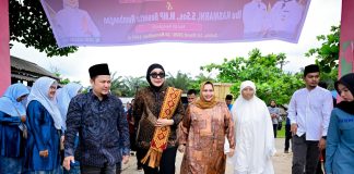 Dampingi Anggota DPR RI, Bupati Bengkalis Serahkan Sembako dan Pompanisasi di Kecamatan Pinggir