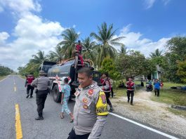 Dampak Kemarau, Kapolres Natuna Instruksi Personel Distribusi Air Bersih ke Desa Pengadah