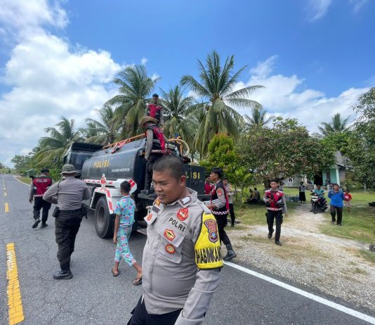 Dampak Kemarau, Kapolres Natuna Instruksi Personel Distribusi Air Bersih ke Desa Pengadah