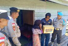 Jumat Berkah, Polsek Bunguran Barat Bagi Sembako di Sedanau