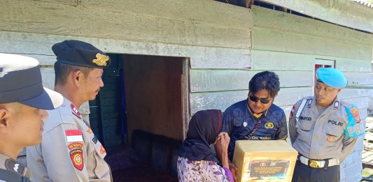 Jumat Berkah, Polsek Bunguran Barat Bagi Sembako di Sedanau