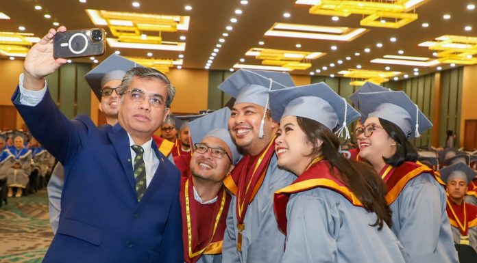 Lulusan Perguruan Tinggi di Era AI, Menaker: Harus Miliki Strategi Triple Readiness