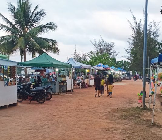 Ekonomi Anjlok, Pedagang Kuliner Pantai Piwang, Natuna Sepi Pembeli