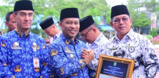 Apel Hardiknas, Wabup Bengkalis Anugerahi Insan Pendidikan dan Sekolah Berprestasi
