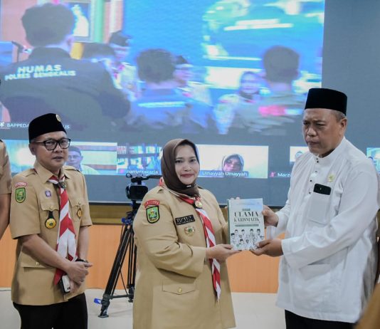 Buku Profil Ulama Kharismatik Bengkalis Jilid II, Kasmarni: Teladani Perjuangan Mereka
