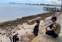 Jaga Keselamatan Wisatawan, Bhabinkamtibmas Polsek Bunguran Timur Patroli Rutin di Pantai Piwang