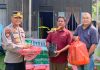 Jumat Berkah, Kapolsek Bukit Batu Bagikan Bibit Tanaman Buah ke Warga Batang Duku