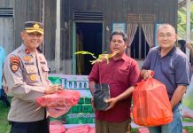 Jumat Berkah, Kapolsek Bukit Batu Bagikan Bibit Tanaman Buah ke Warga Batang Duku