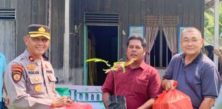 Jumat Berkah, Kapolsek Bukit Batu Bagikan Bibit Tanaman Buah ke Warga Batang Duku