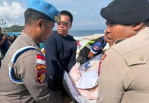 Dari Kapal Feri, Bupati Kepulauan Anambas Bantu Evakuasi Warganya yang Meninggal Dunia