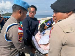 Dari Kapal Feri, Bupati Kepulauan Anambas Bantu Evakuasi Warganya yang Meninggal Dunia