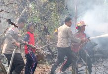 Gerak Cepat Polres Natuna Padamkan Kebakaran Rumah Kontrakan di Padang Kurak