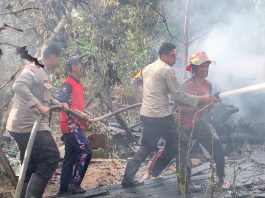 Gerak Cepat Polres Natuna Padamkan Kebakaran Rumah Kontrakan di Padang Kurak