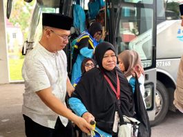 Bupati Aneng Sambut Kedatangan Jemaah Haji Asal Anambas di Batam