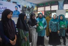 Dewi Ansar Serahkan Bansos Terdampak Malaria di Tanjung Sebauk