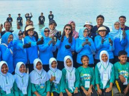 Konservasi Laut Kepri, Selvi Gibran Transplantasi Karang dan Lepas Liarkan Tukik di Pantai Dugong