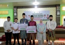 Bupati Bengkalis Serahkan Bantuan Bagi Korban Angin Puting Beliung Di Bathin Solapan