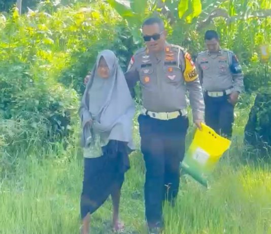 Jumat Berkah, Kasat Lantas Polres Natuna Bagi-bagi Sembako