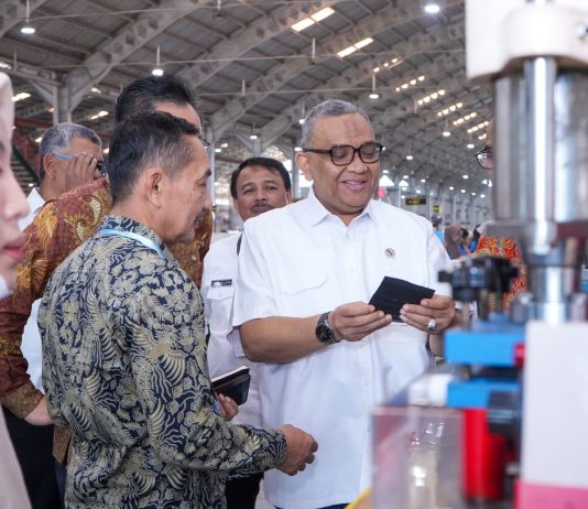 Kehadiran Industri, Wamenaker: Harus Buka Kesempatan Kerja bagi Warga Sekitar